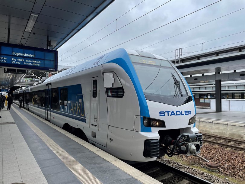 185 KILOMETER REICHWEITE: STADLER SCHLIESST FORSCHUNGSPROJEKT «BATTERIETECHNOLOGIE» MIT DEM FLIRT AKKU ERFOLGREICH AB